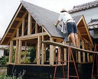 屋根アスファルトシングル貼り作業